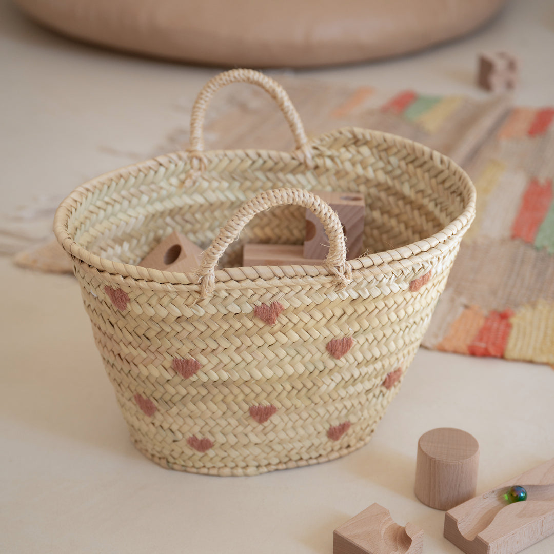 Panier avec coeurs brodés roses