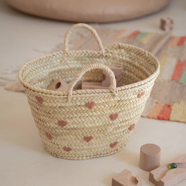 Cesta con corazones rosas bordados