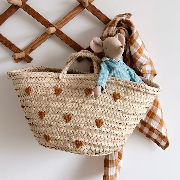 Cesta con pretzels bordados