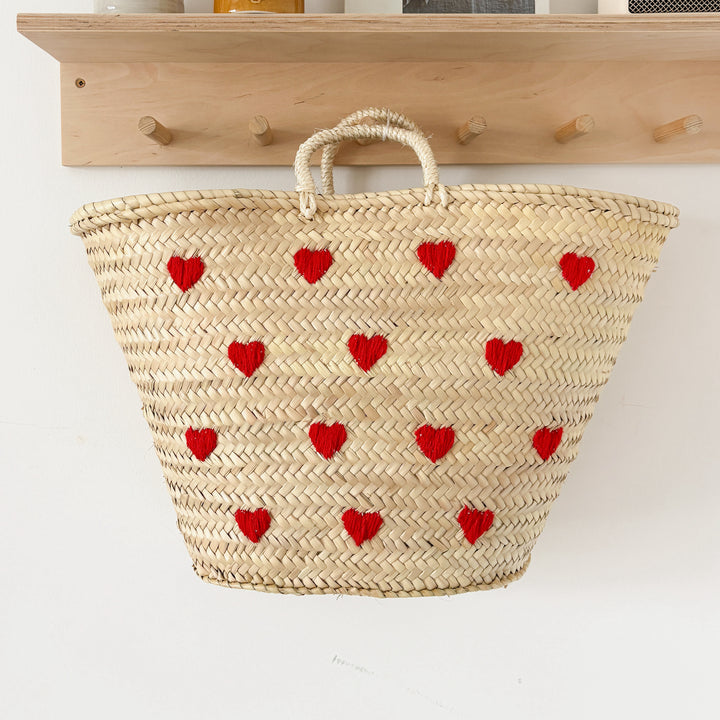Panier coeurs brodés rouges en feuilles de palme