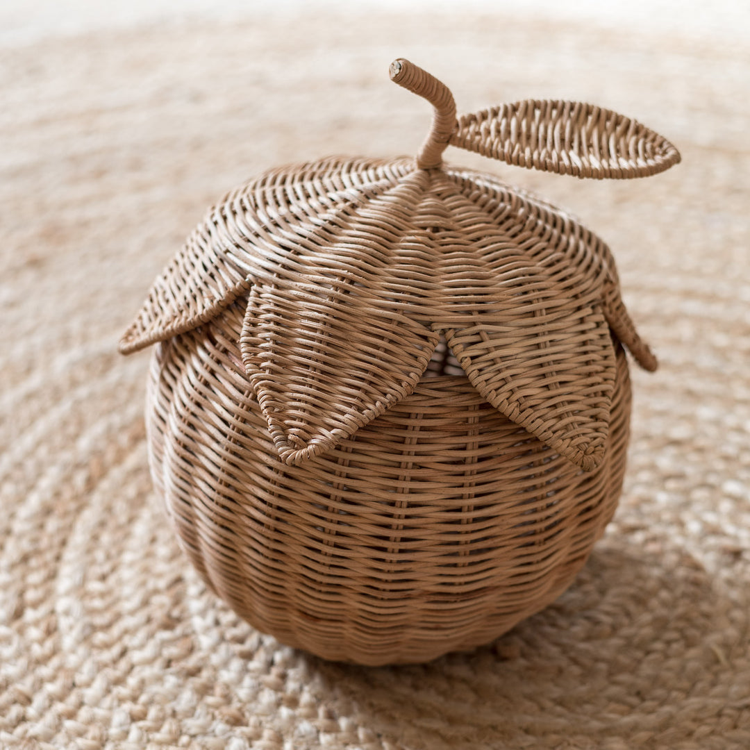 Cesta de fresas de ratán marrón