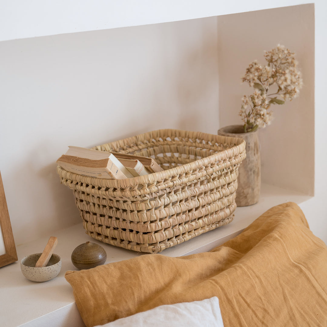 Panier de rangement en feuilles de palmier