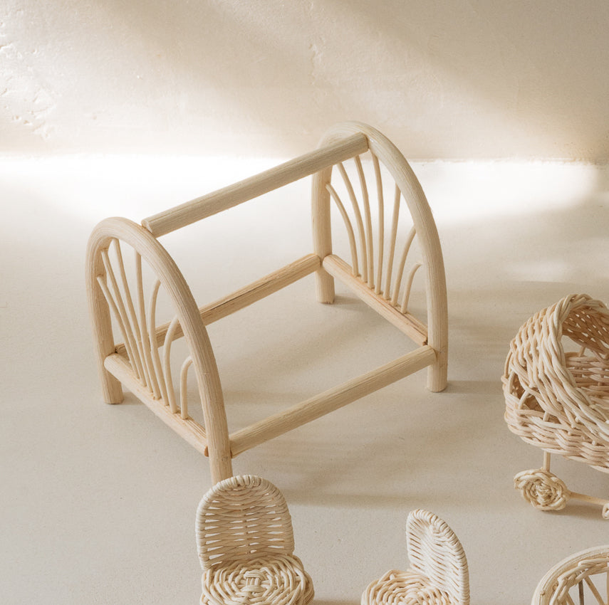 Mini penderie en rotin - Jouet et accessoire maison de poupée