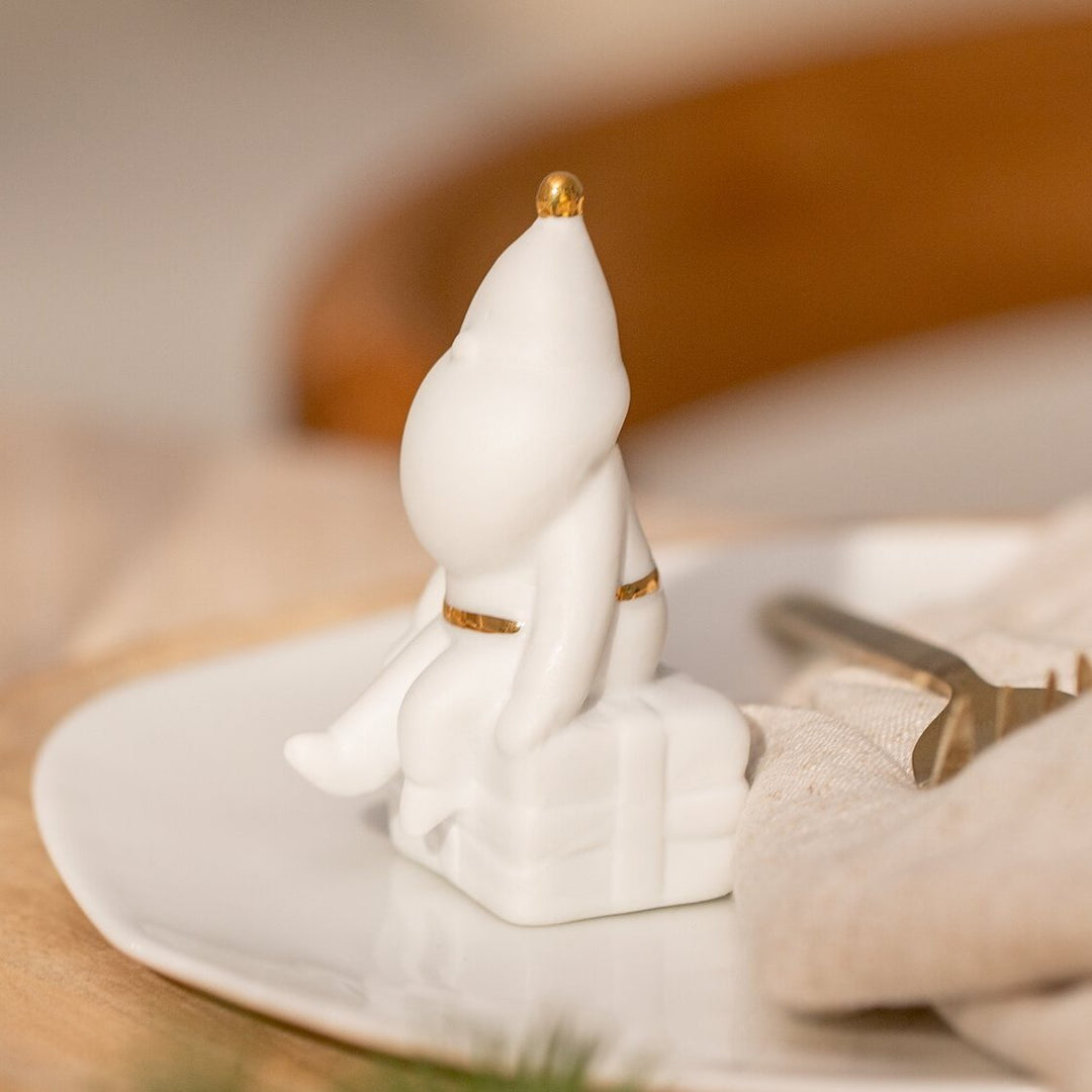 Père Noël Rader assis sur un cadeau
