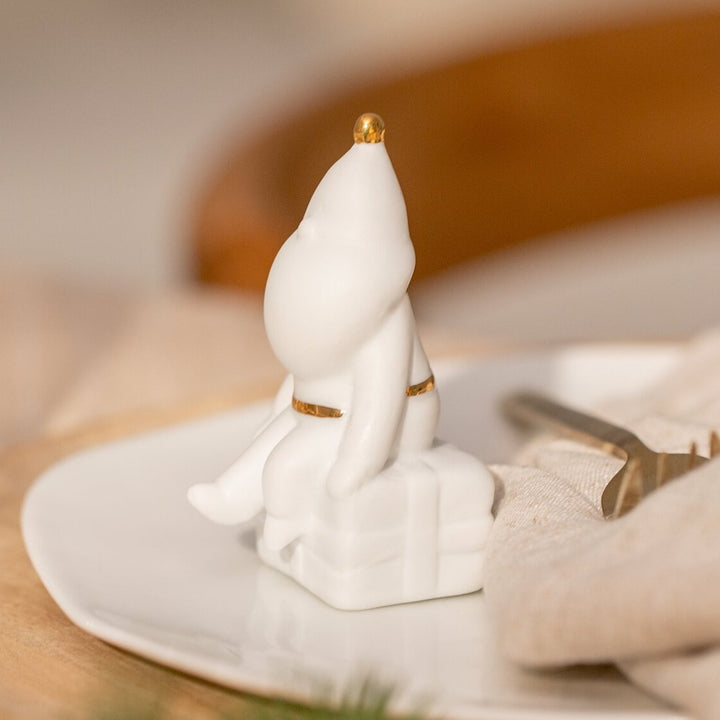 Père Noël Rader assis sur un cadeau