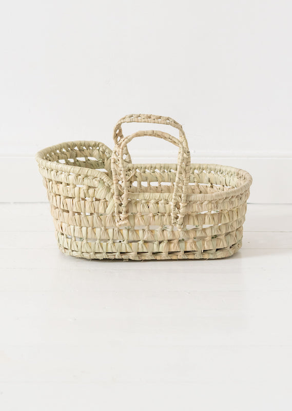 Small straw Moses basket with a rim for a doll