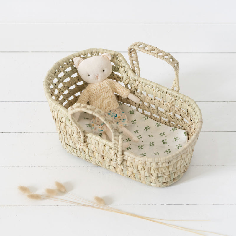 Small straw Moses basket with a rim for a doll