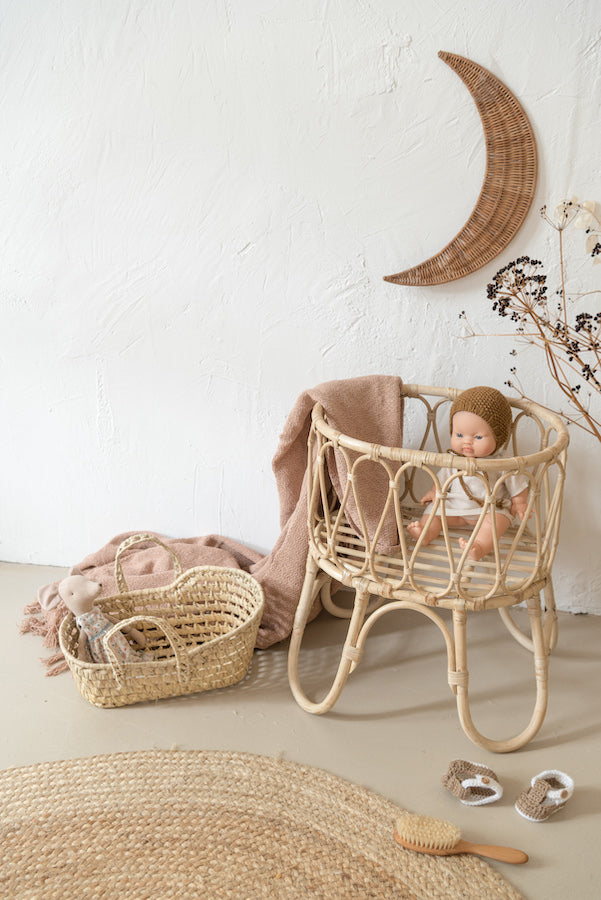 Small straw Moses basket with a rim for a doll