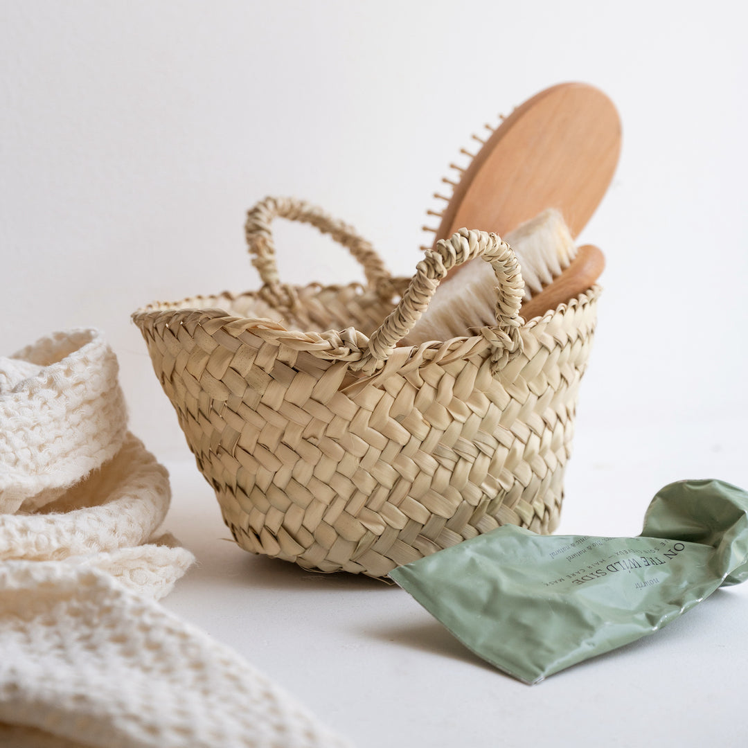 Tout petit panier en feuilles de palmier