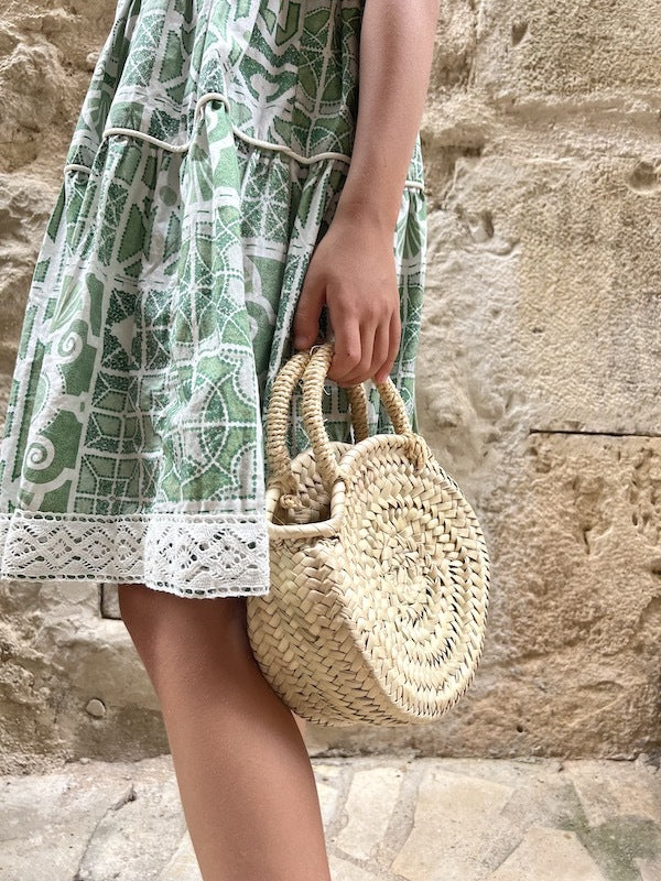 Petit panier rond en feuilles de palmier