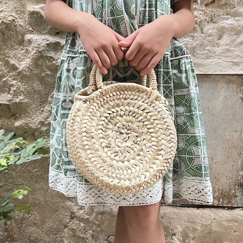 Petit panier rond en feuilles de palmier
