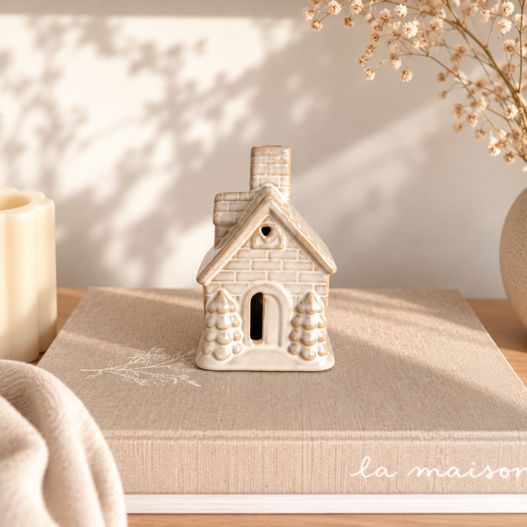 Maison en céramique avec sapins à LED - 2 tailles disponibles