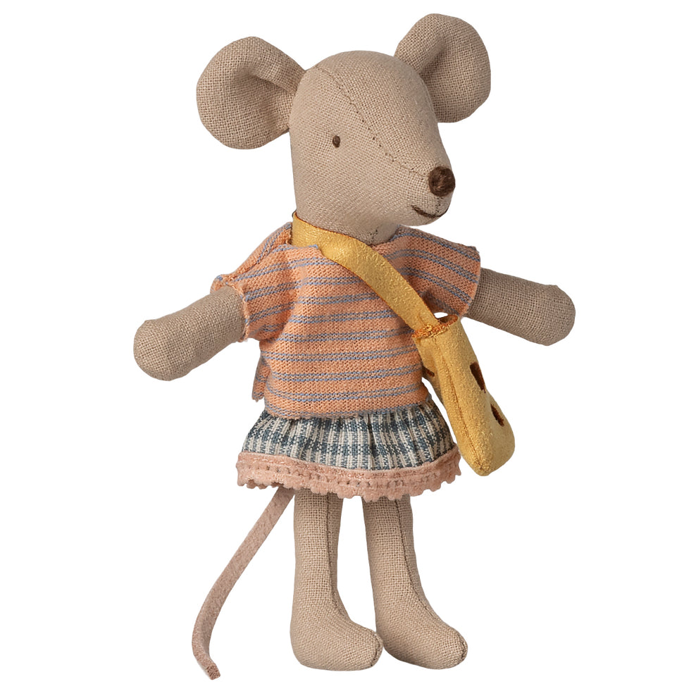 Petite soeur Maileg avec son sac fromage