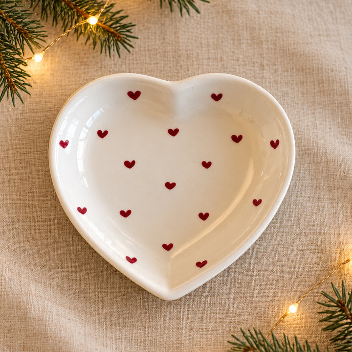 Plat coeur décoré de coeurs rouges - Fabrication française