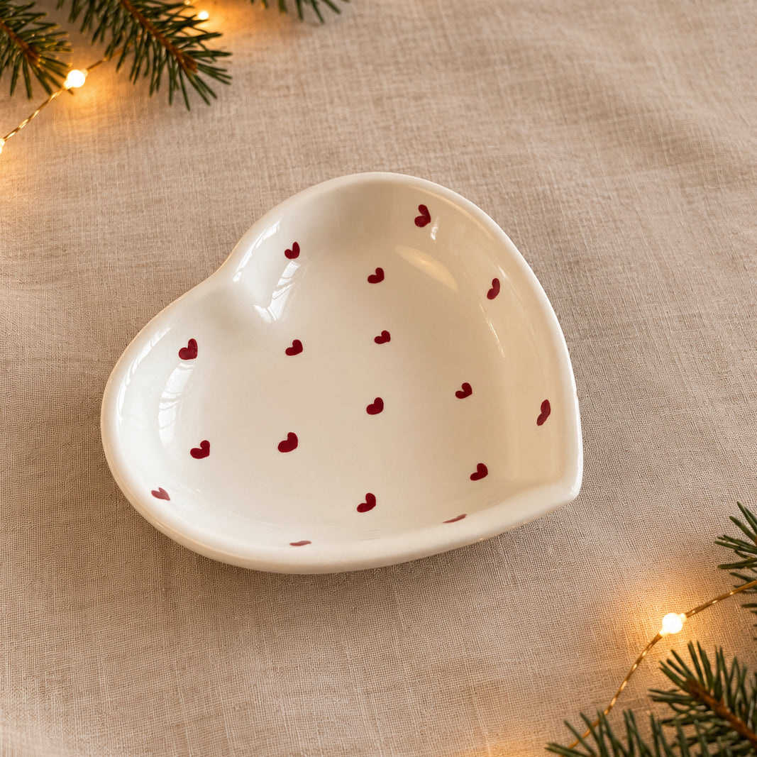 Plat coeur décoré de coeurs rouges - Fabrication française