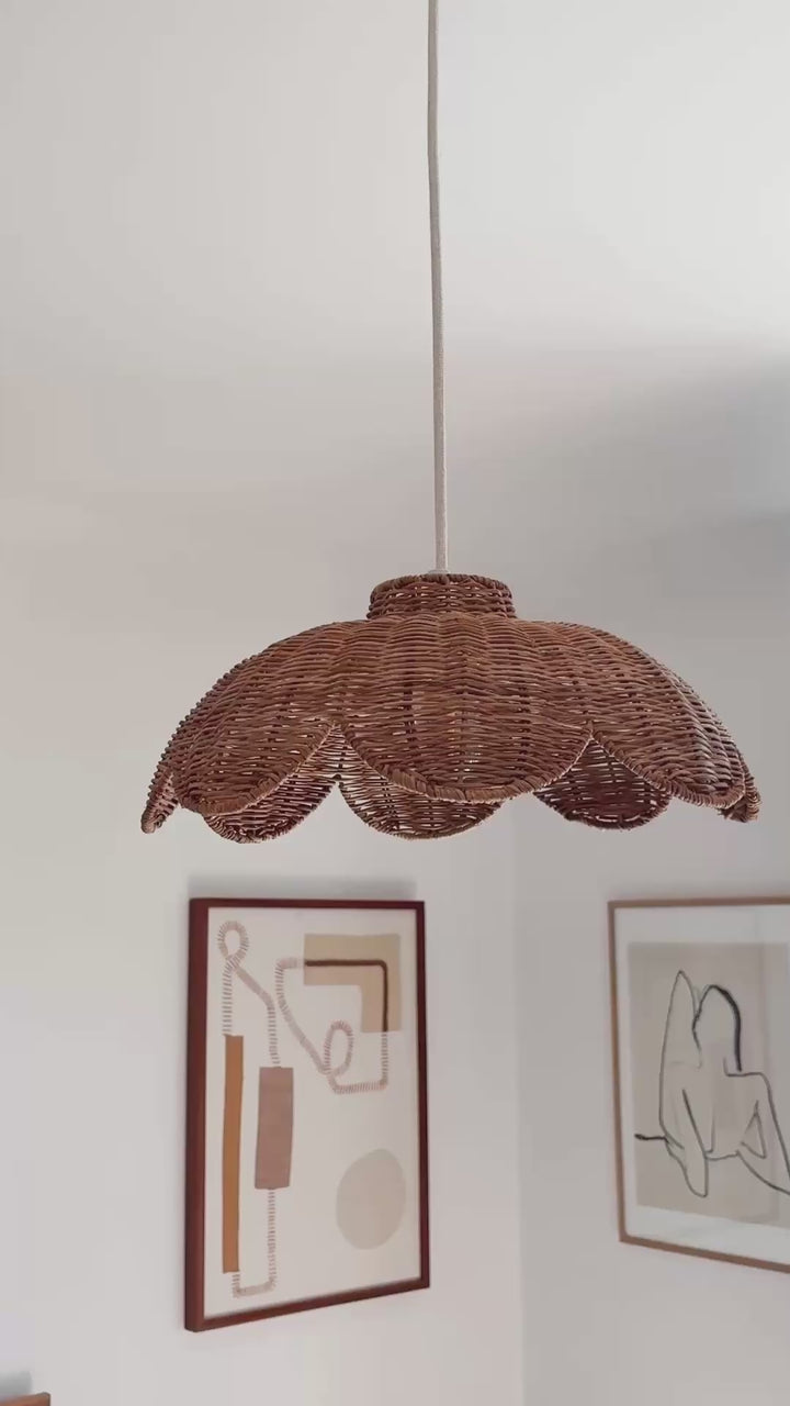 Suspension fleur en rotin