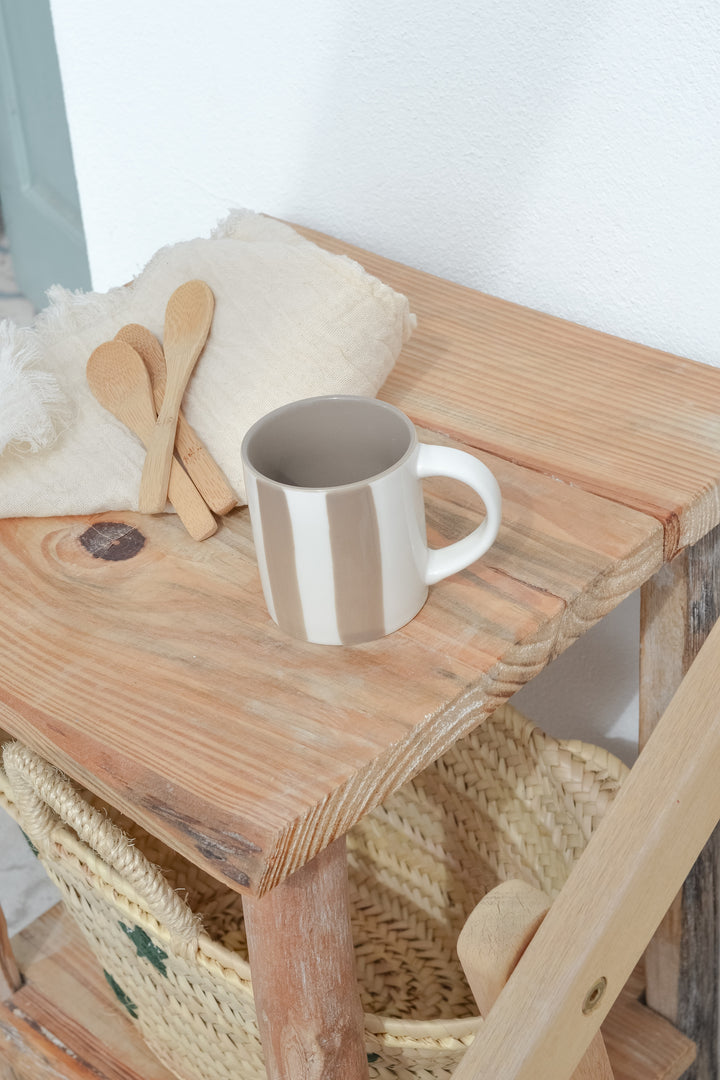Tasse à rayures blanches et taupes