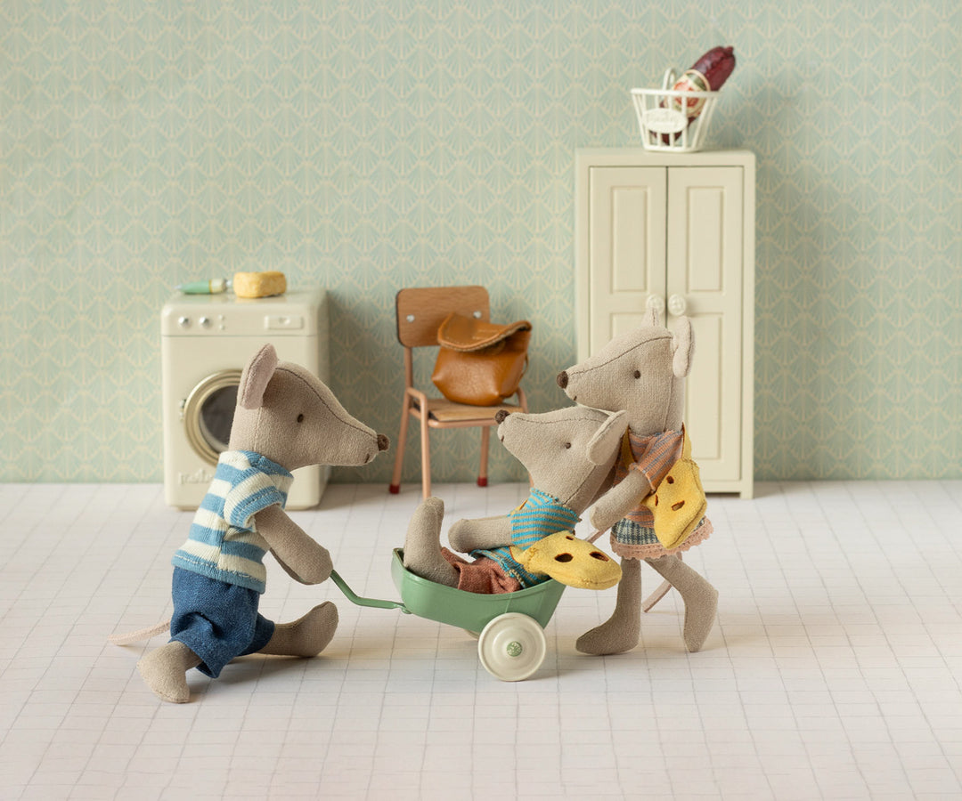 Petit frère souris Maileg et son sac fromage