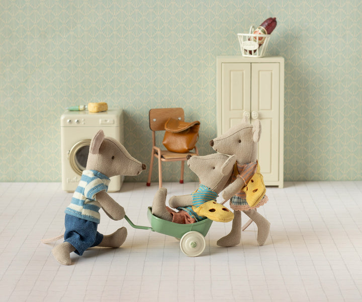 Petit frère souris Maileg et son sac fromage