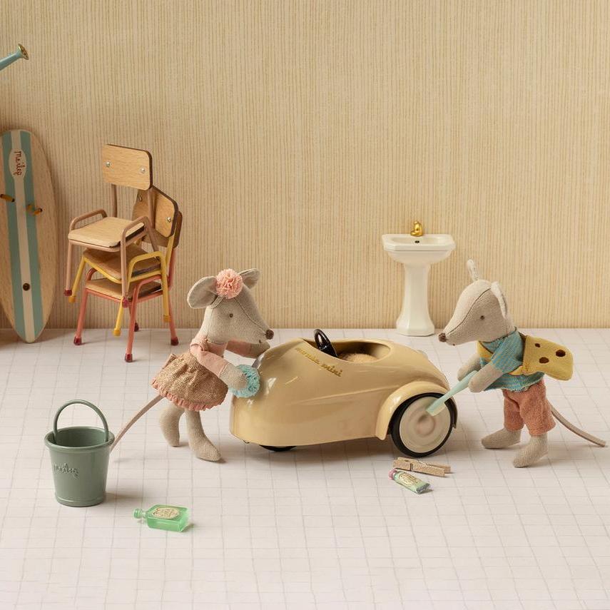 Souris au volant petite soeur Maileg