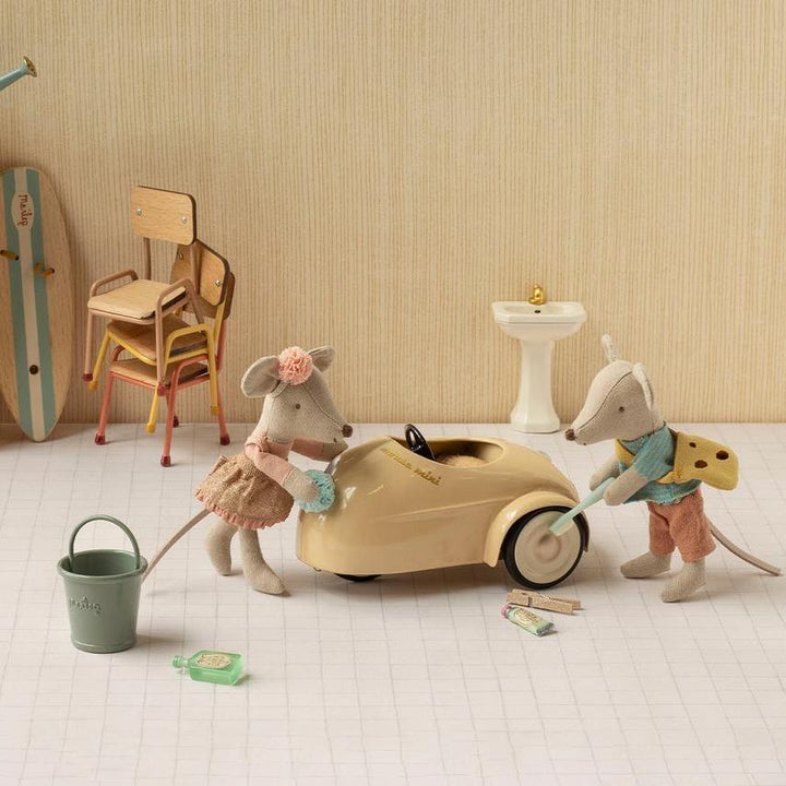 Souris au volant petite soeur Maileg