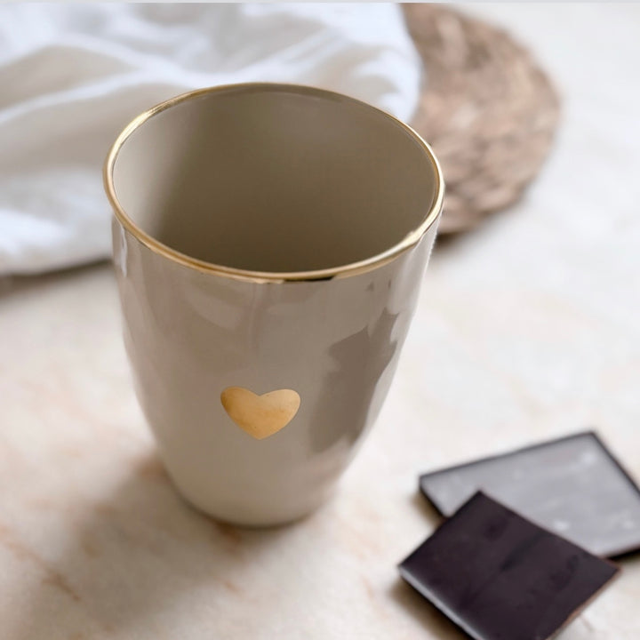Tasse beige avec coeur doré