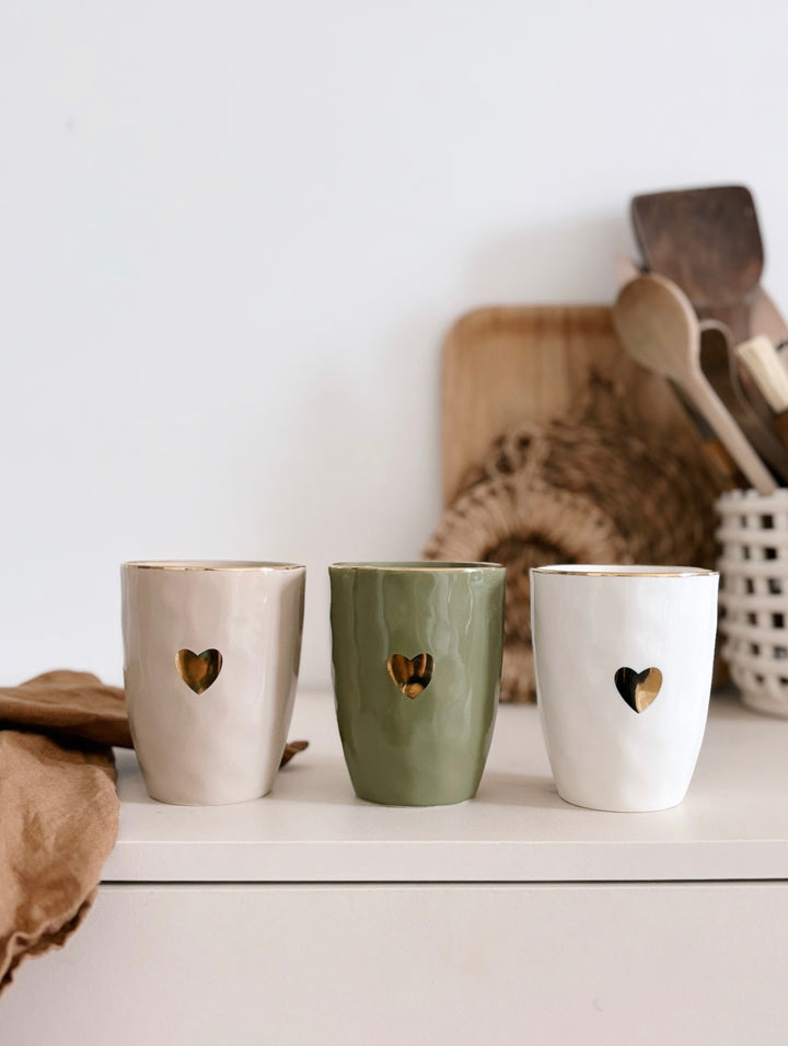 Tasse kaki avec coeur doré