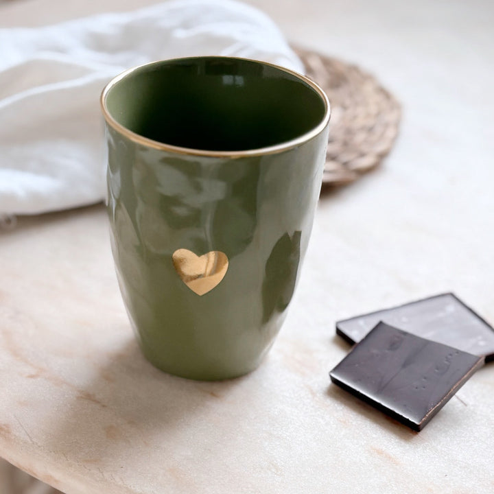 Tasse kaki avec coeur doré