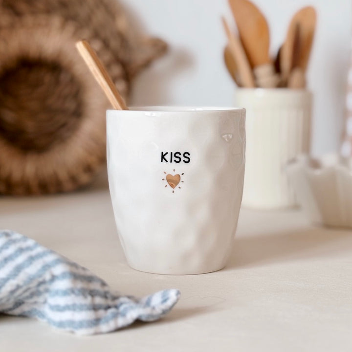 Mug with gold heart design and "Kiss" inscription