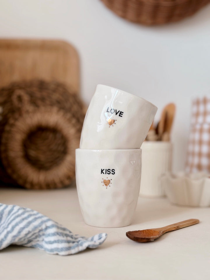 Mug with gold heart design and "Kiss" inscription
