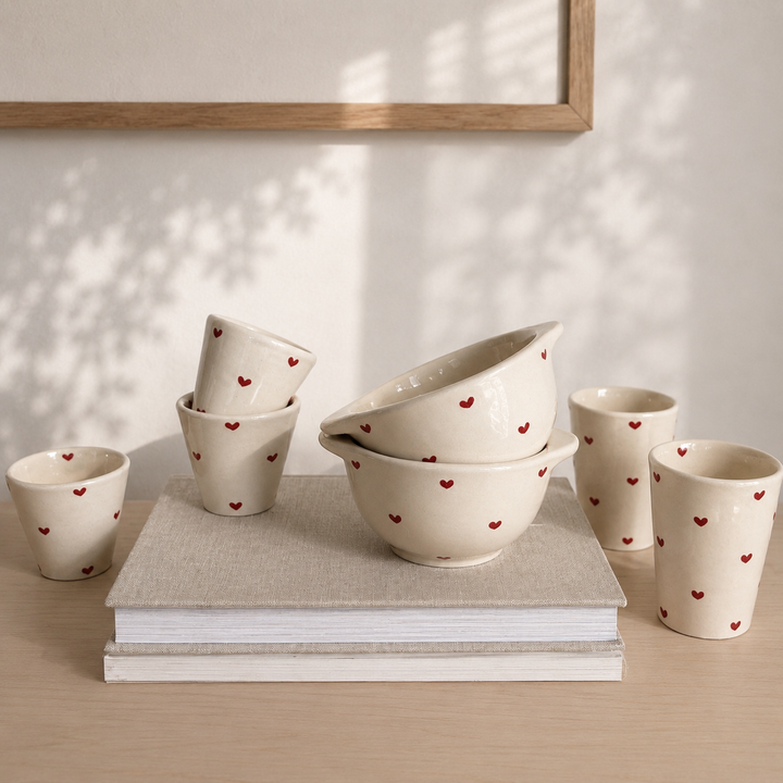 Mug avec coeurs rouges - fabriqué à la main en france