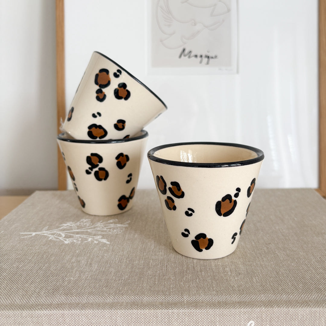 Tasse en céramique beige motif léopard