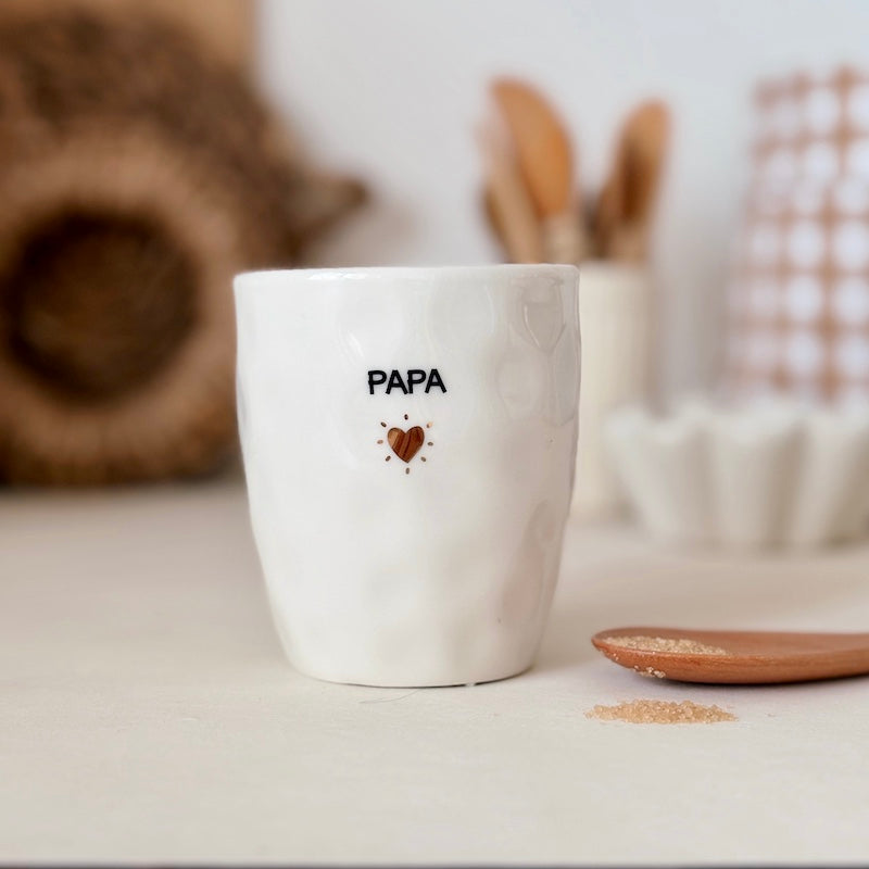 Mug with gold heart design and "Papa" inscription