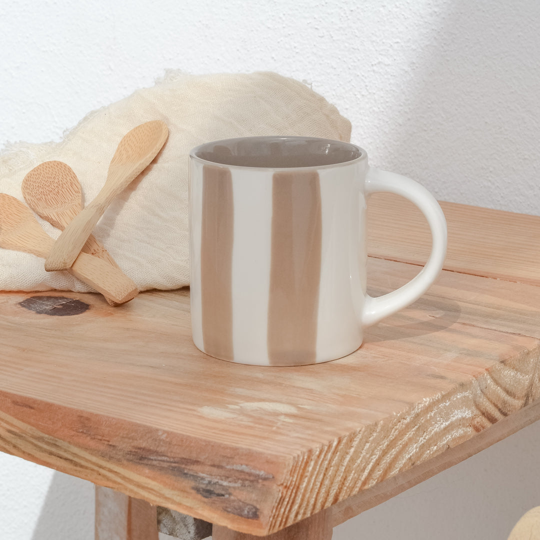 Tasse à rayures blanches et taupes