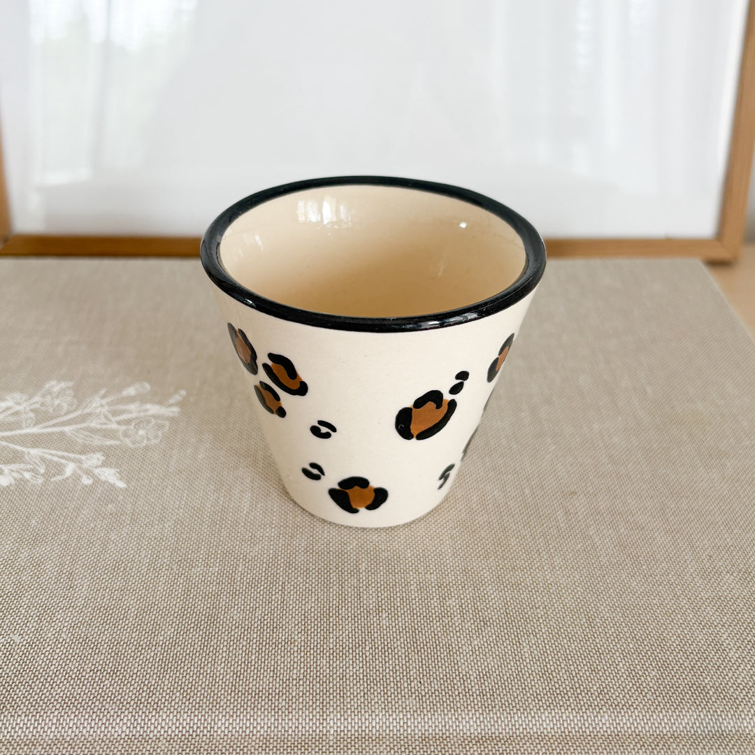 Tasse en céramique beige motif léopard