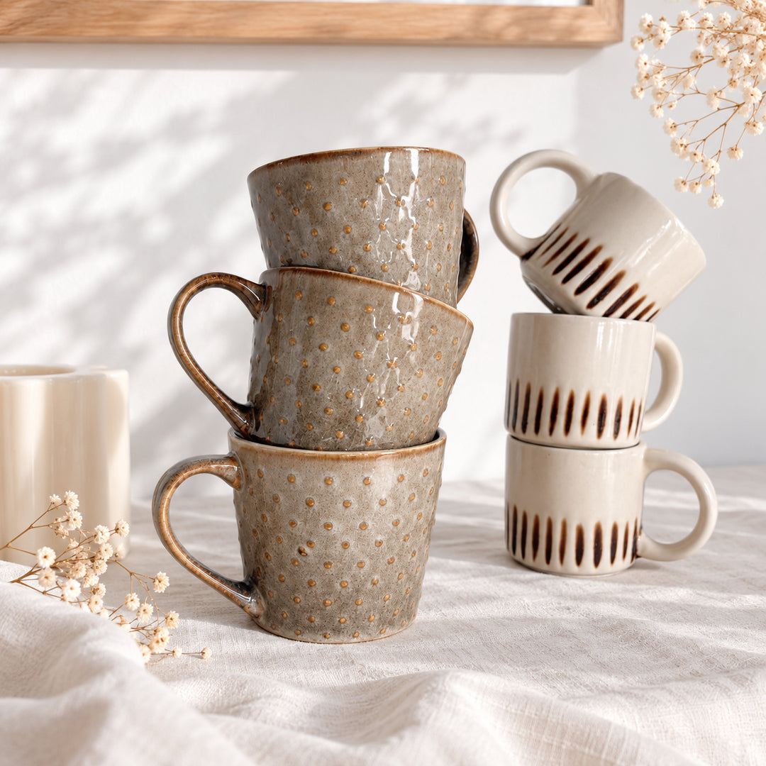 Mug à pois en relief en céramique taupe