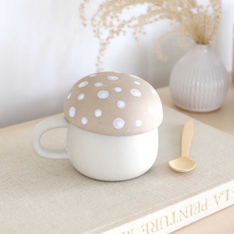 Mug céramique avec couvercle en forme de champignon par Sass & Belle