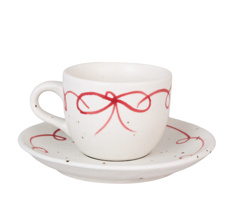 tasse-avec-soucoupe-noeud-rouge