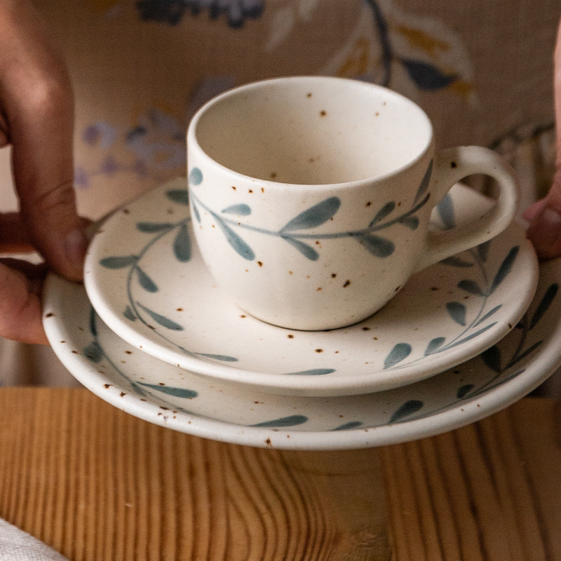 tasse-avec-sa-soucoupe-feuilles