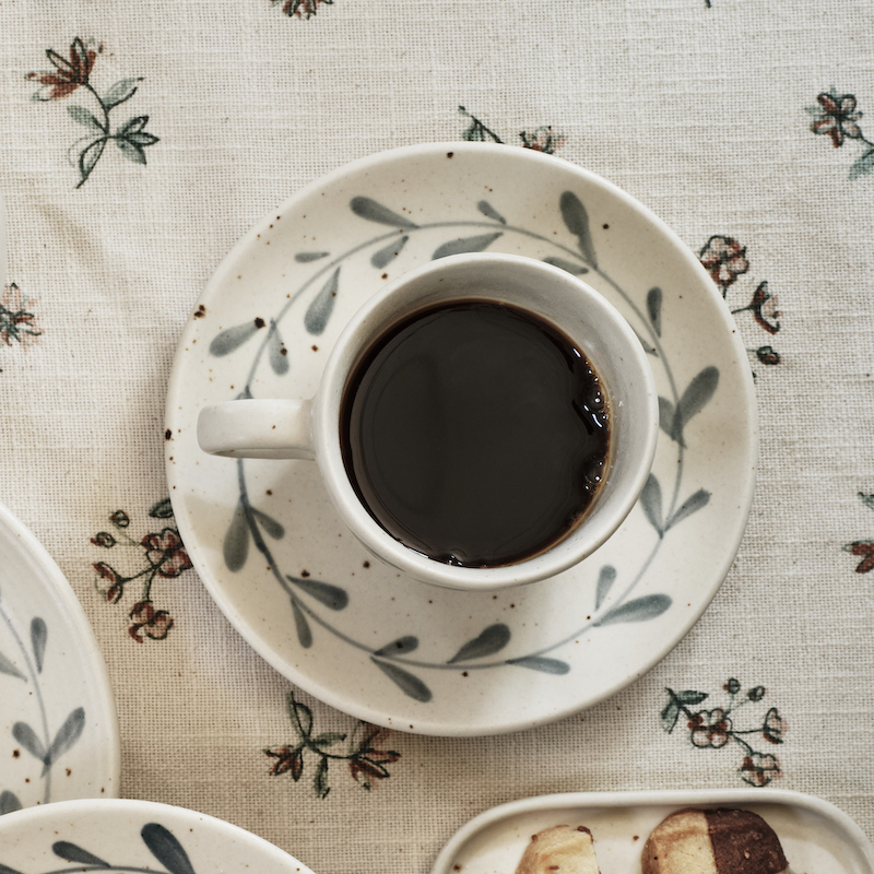 tasse-avec-soucoupe-feuilles